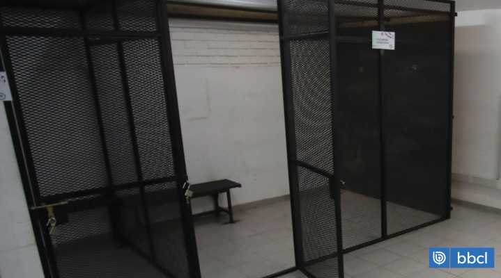Hombre queda en riesgo vital al interior de calabozo en comisaría de Arica: lo golpeó otro detenido