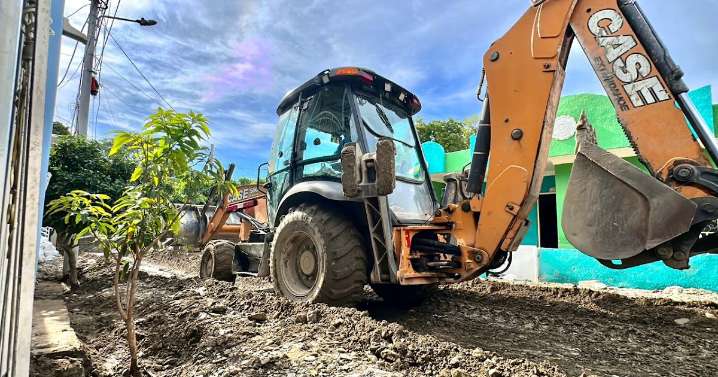 Alcalde Carlos Pinedo responde con ayuda y maquinaria amarilla a comunidades afectadas en Santa Marta