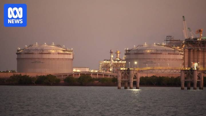 Federal government investigates Inpex's Darwin oil spill, emissions error