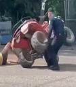 INUSUAL POLICÍA VUELCA A MUJER CON TODO Y CUATRIMOTO