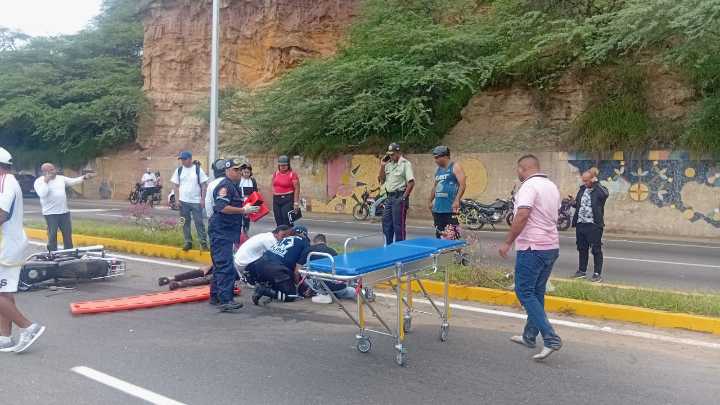 ¡Furia en la Avenida El Milagro: Motorizado ebrio y sus acompañantes sufren graves heridas tras espectacular accidente!