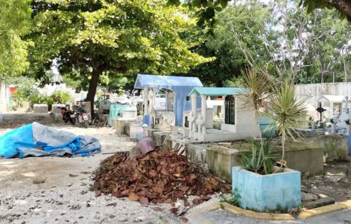 Panteones de la ciudad en el abandono, pese a cercanía del Día de los Muertos