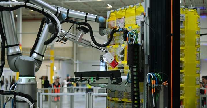 Amazon Plans to Replace Over 600,000 Jobs With Robots by 2033