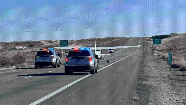 Avión aterriza de emergencia en plena vía cerca de Mesquite