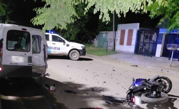Dos motociclistas fueron trasladados en código rojo tras embestir un automóvil estacionado