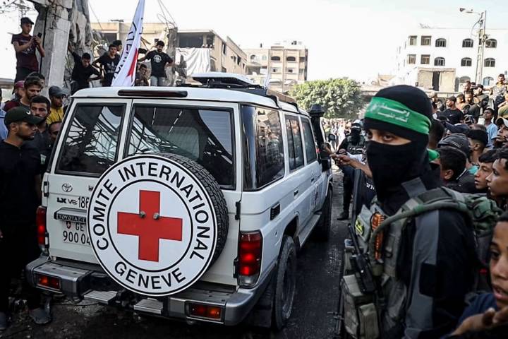Cruz Roja recibe cuerpo de secuestrado en Gaza mientras Hamás pide ayuda para recuperar más cadáveres