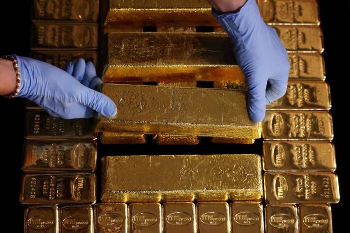 Scammers trick Oregon woman out of $284K in gold, police say