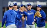 Caída graciosa, decisiones serias: Dave Roberts evalúa el dilema de Shohei Ohtani