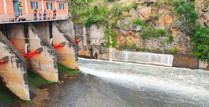 Conagua aumenta desfogue controlado de la presa de Cointzio