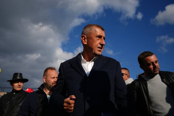 Czechs begin voting in an election that could weaken the country’s support for Ukraine