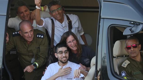 Jaulas, túneles y fosas: familiares de exrehenes en Gaza cuentan su dura detención