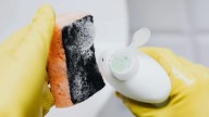 ¿Con cuál lavas los trastes? Estas son las mejores fibras de cocina según Profeco