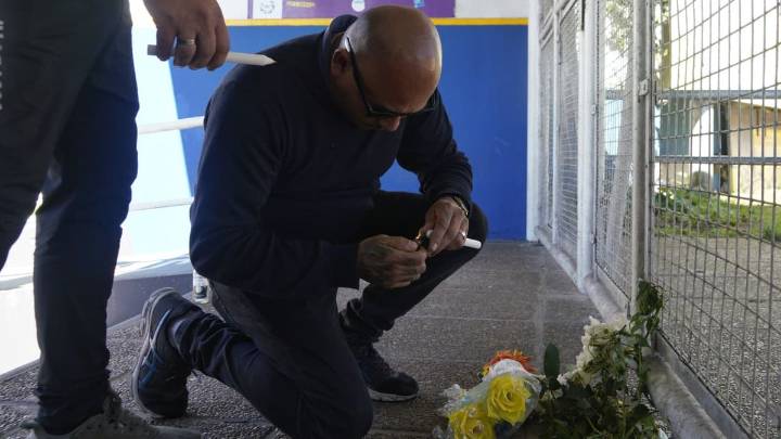 Flores, bocinas y velas: Central homenajea a Russo en el Gigante de Arroyito