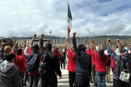 Exigen plazas normalistas de Ayotzinapa