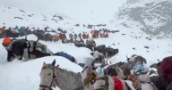 Snowstorm traps hundreds of hikers on Mount Everest