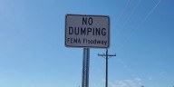 El condado de Midland instala nuevas señales de «Prohibido tirar basura» en las zonas de aliviadero de la FEMA.
