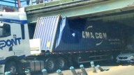 Accidente en San Miguel: Camión queda atrapado en paso bajo nivel en Departamental