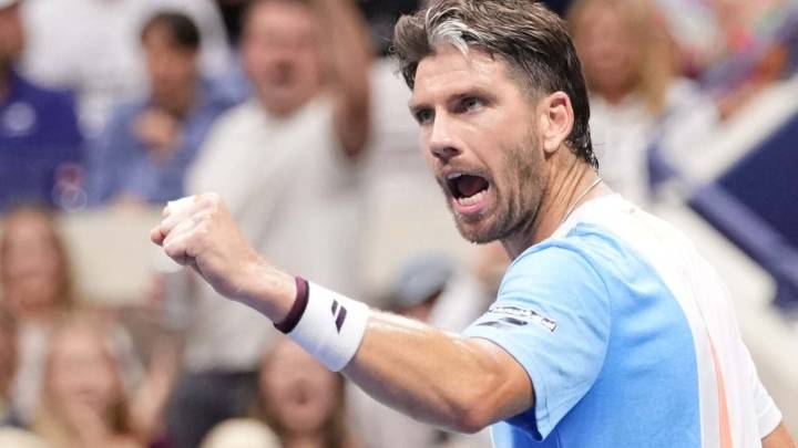 Cameron Norrie shocks No. 1 Carlos Alcaraz in Paris