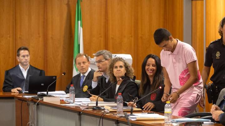 El joven que tiró el cuerpo de su madre en una arqueta en Málaga admite el crimen ante el juez: "Me arrepiento"