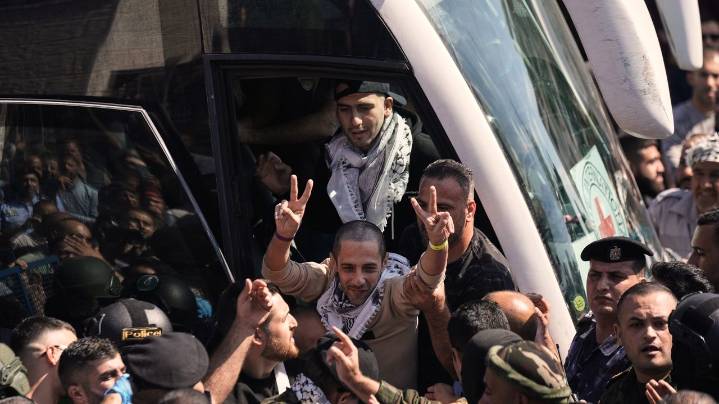 Palestinians celebrate as prisoners are released by Israel under Gaza ceasefire deal