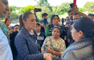 Asegura Sheinbaum a damnificados por lluvias que estará pendiente de que sean apoyados