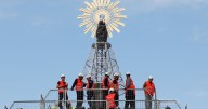 Emoción en la plaza del Pilar: la Virgen ya corona la ofrenda floral de este año