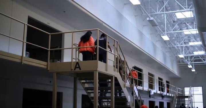 Un juez federal impide que ICE envíe a jóvenes migrantes no acompañados a cárceles de adultos al cumplir 18 años, reforzando su protección legal en EE.UU