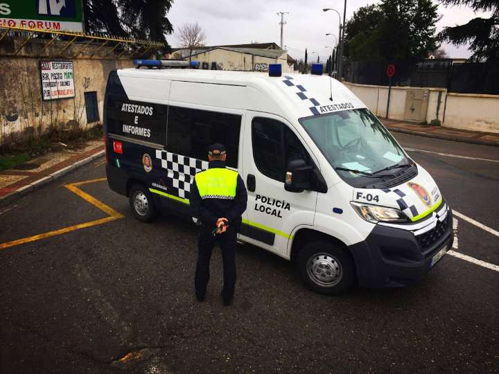 Dos detenidos en la Chana por intento de deshacerse de hachís tras ver a la Policía Local