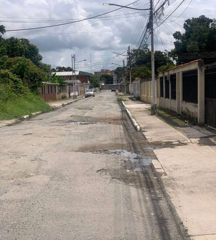 Calle principal de La Julia se convierte en una «laguna» cuando llueve