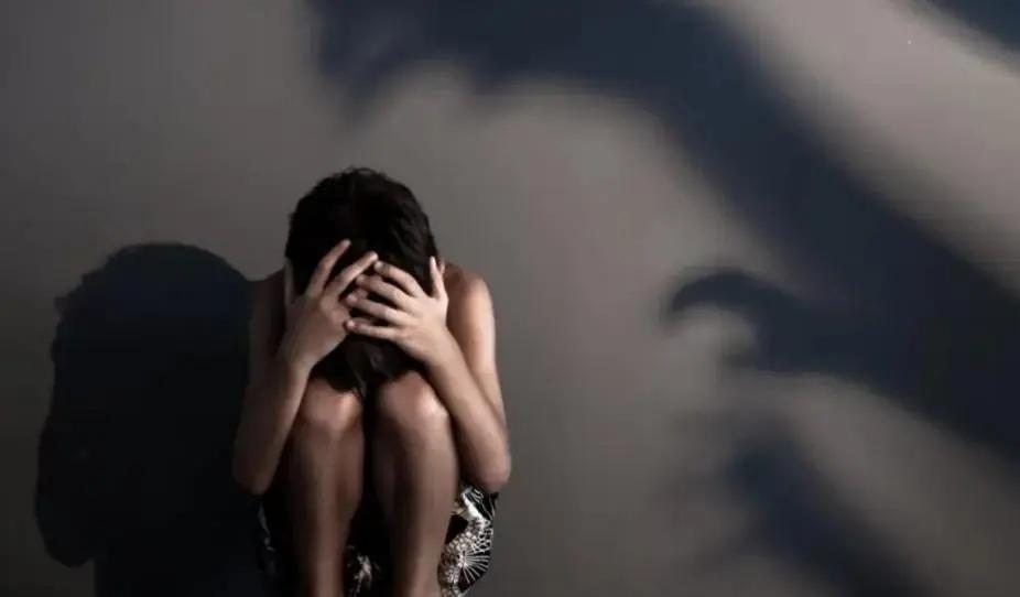 Horror al salir de la escuela: Un joven ayudó a un hombre, fue abusado y robado