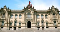 Gobierno dispone izar banderas a media asta tras muerte de manifestante durante protestas