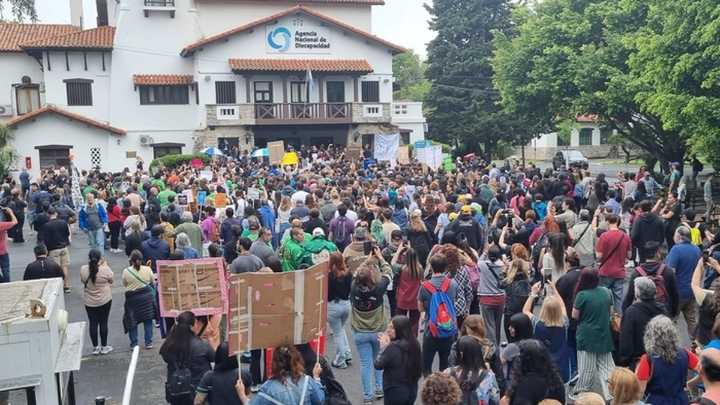 Movilización en ANDIS: tras forcejeos, manifestantes ingresaron a la sede y piden por las autoridades