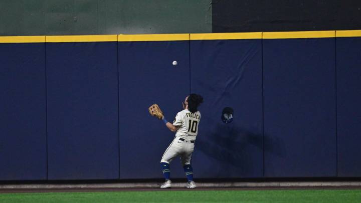 Brewers turn potential grand slam by Dodgers slugger Max Muncy into wild double play in NLCS