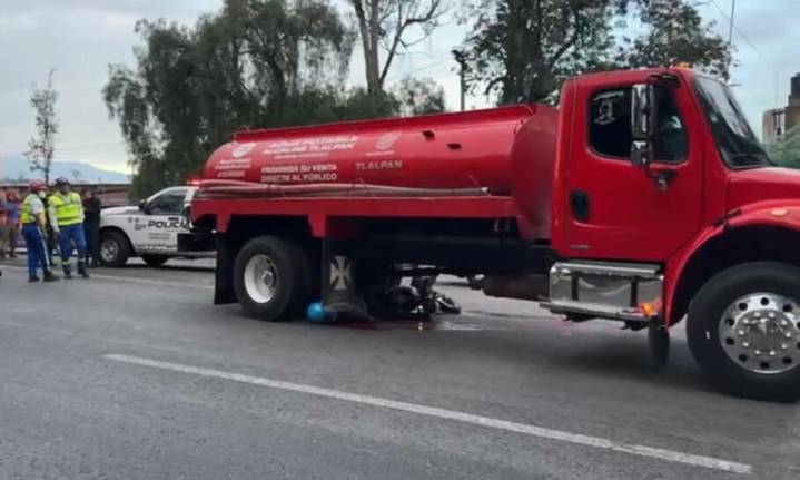 Pipa descontrolada embiste a pareja de motociclistas en la México