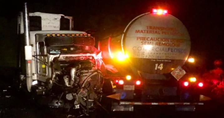 Pipa con combustible choca contra tráiler y desata emergencia en carretera de Jalisco