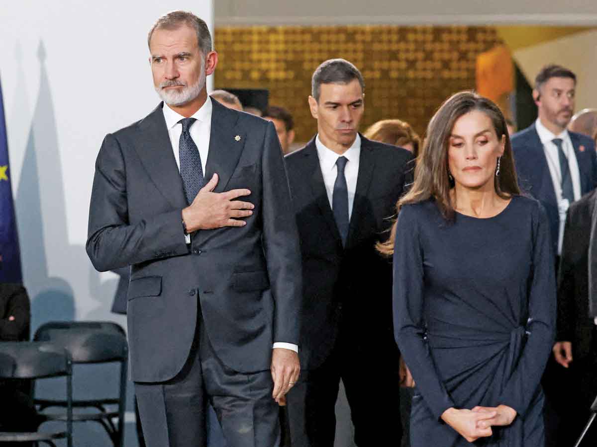 Valencianos recuerdan a víctimas de la DANA; insultan a gobernador