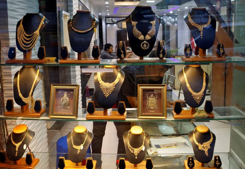 Gold zooms past $4,000 for first time in historic flight to safety