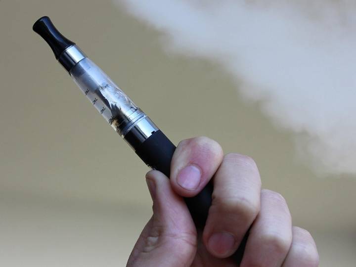 OMS alerta que 15 millones de adolescentes entre 13 y 15 años vapean