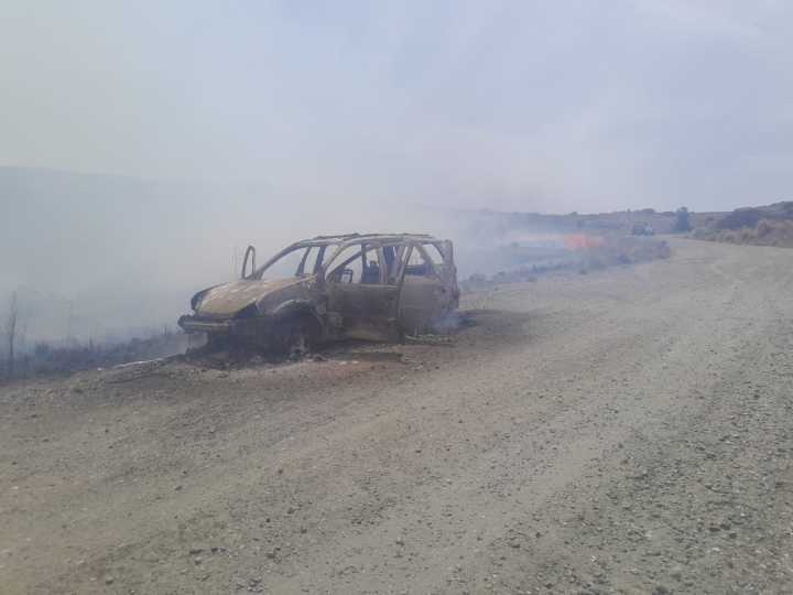 Un auto se prendió fuego y provocó un incendio en un parque nacional de Córdoba: 14 vehículos carbonizados