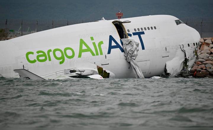 Avión de carga choca contra un auto al aterrizar, se despista y cae al mar en Hong Kong: 2 personas murieron