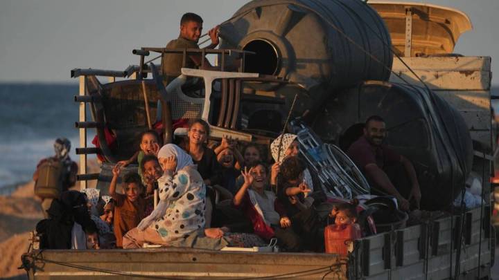 Palestinians Return to Home Ruins as Gaza Ceasefire Takes Effect World News