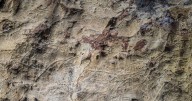 Este pequeño pueblo sorprende con uno de los tesoros arqueológicos más valiosos del país: sus cuevas de arte rupestre con grabados paleolíticos