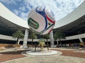 Instalan balón gigante del Mundial 2026 en el AICM para recibir a aficionados