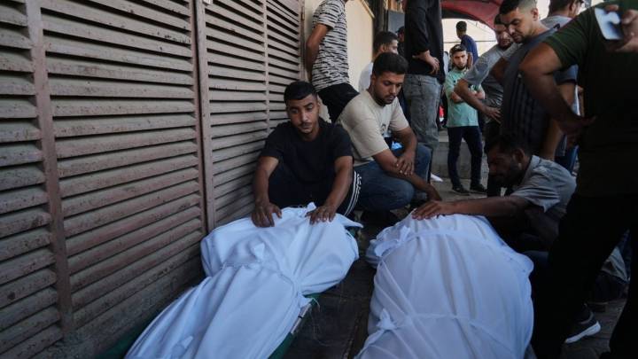 Israel sigue bombardeando Gaza y mata a decenas de personas, pese a los llamados de Trump