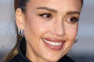 Jessica Alba (44 años): "Practico hot yoga a las 5:15 de la mañana y lo combino con ejercicios funcionales ligeros como pesas o movimientos de fuerza controlada"