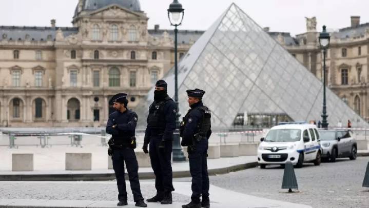 Robo al Museo del Louvre: Investigan más de 150 pruebas que dejaron los ladrones