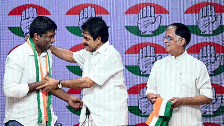 Ex-IAS officer Kannan Gopinathan, who resigned to protest scrapping of Article 370, joins Congress