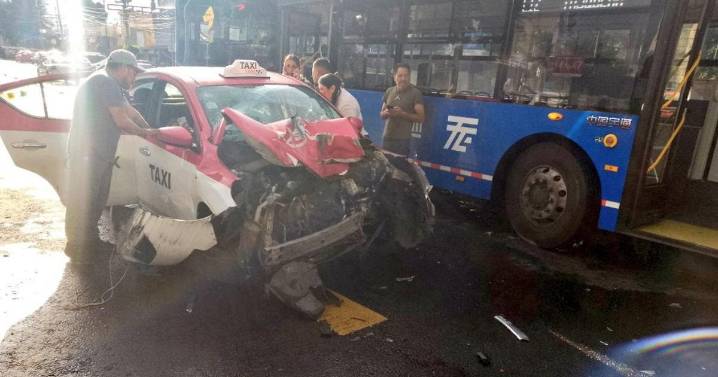 Choca taxi contra Trolebús en Avenida Aztecas y dos pasajeros quedan lesionados