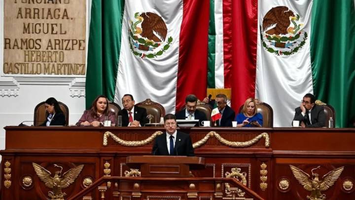 Pablo Vázquez reconoce a policías de la SSC durante comparecencia en el Congreso