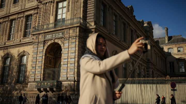 El Louvre entra en paranoia: traslada con escolta policial algunas de las joyas no robadas al Banco de Francia